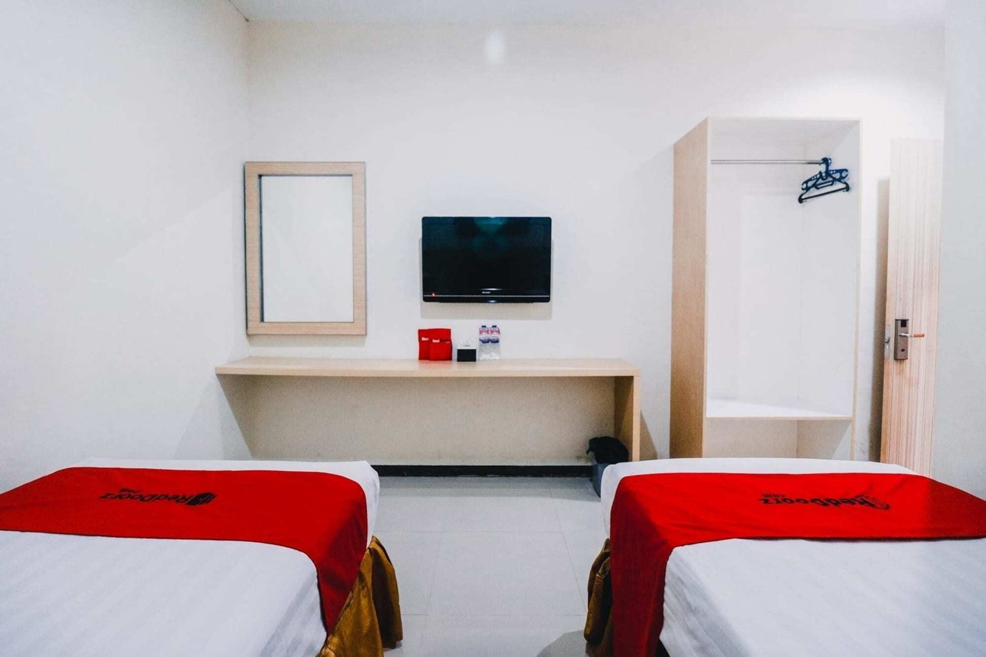 Reddoorz Plus Near Sultan Hasanuddin Airport Makassar Exterior photo